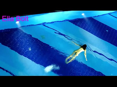 ❤️ मी पाहणे थांबवू शकत नाही, तरुण गोरा ELLA BOLT रिसॉर्ट पूलमध्ये नग्न पोहताना पकडला गेला ☑  आमच्याकडे ❤